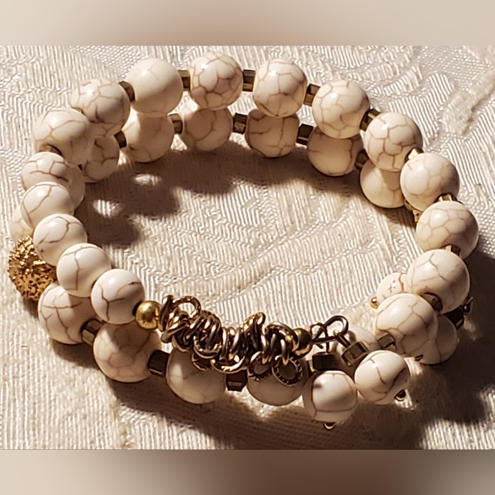 Howlite Stone Beads Goldtone Chain Memory Wire Bracelet